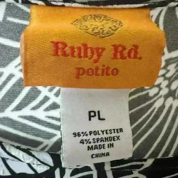 Ruby Roads Spring Floral Top in Size PL - Picture 3 of 4